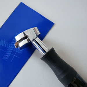 划格法附着力测试仪:适用干膜厚度250微米以下的涂层，用特制的割刀切割涂层至底材，再用规定的胶带拉开漆膜，判断其剥落程度。